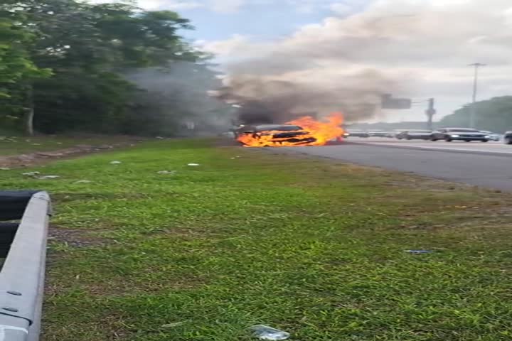 Video: Reportan vehículo incendiado en el expreso 52 de San Juan a Caguas