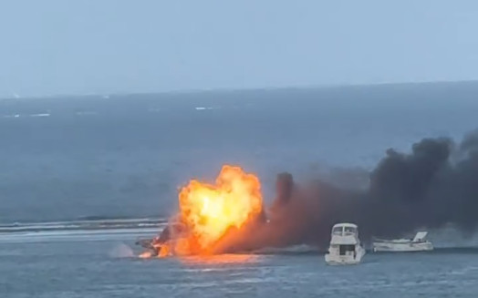 Video: Velero se prende en fuego en Fajardo