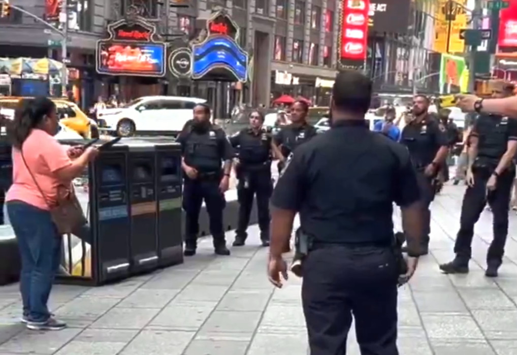 Video: Captado en video: Mujer armada con dos cuchillos se abalanza contra oficiales de NYPD tras presuntamente apuñalar a varias personas