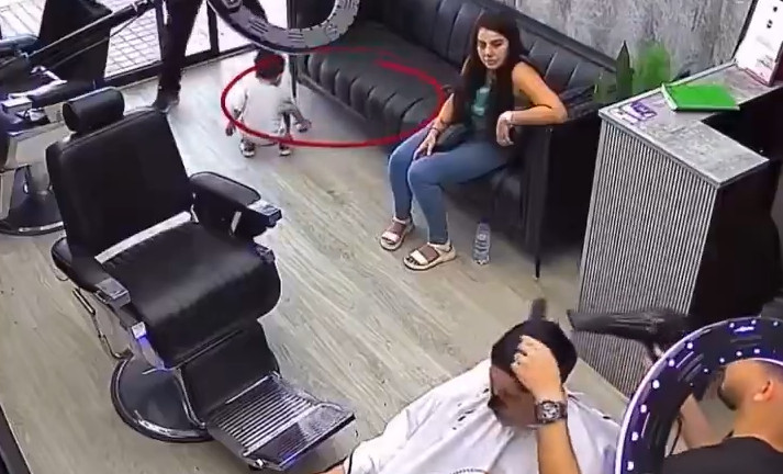Video: Niño le juega una mala jugada a empleado despistado de una barbería, miren lo que pasó