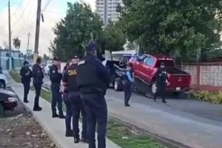 Video: Municipales de Carolina arrestan a tres con una guagua robada