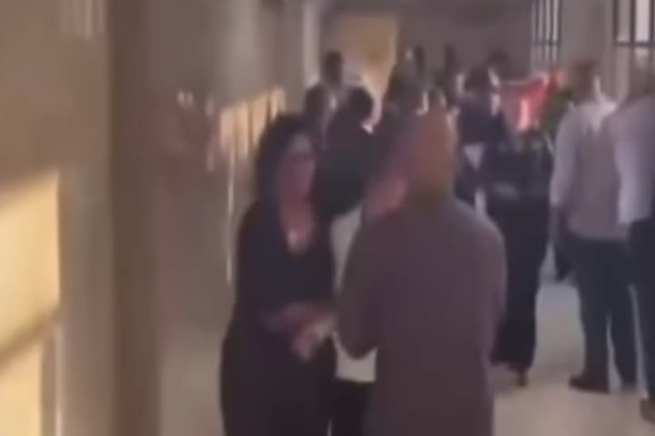 Video: Lo que dice una reportera en el pasillo del tribunal al acabar el juicio contra el enfermero de Orocovis