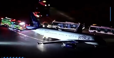 Video: Puertorriqueño abre puerta de avión en movimiento en Boston tras discusión de pareja
