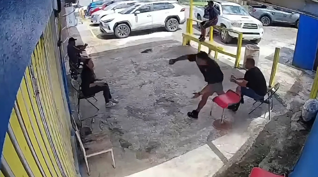 Video viral: Hombre enfurece y le lanza una botella de cristal a una mujer en negocio de Trujillo Alto