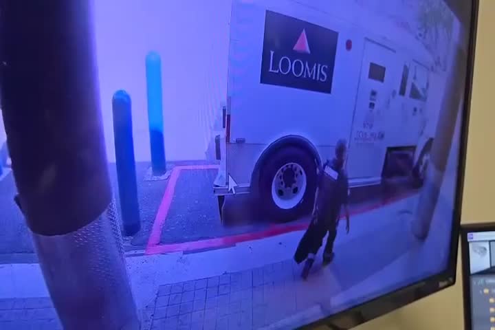 Video: En video momento en que encañonan a guardia de camión blindado en Plaza Escorial