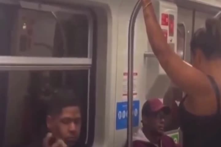 Video Viral: Momento en que un hombre le pone desodorante a una mujer dentro de un Tren
