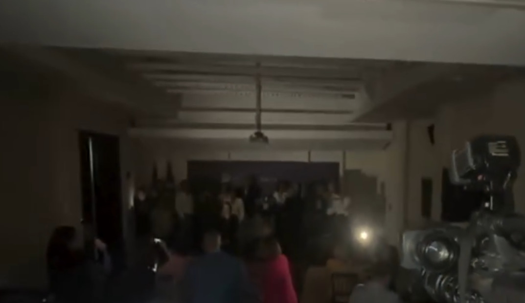 Video: Se queda sin luz la Fortaleza en medio de conferencia de prensa