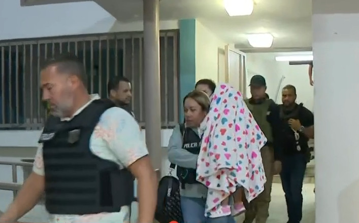 Video: Rescatan a dos menores durante allanamiento en residencial de Bayamón