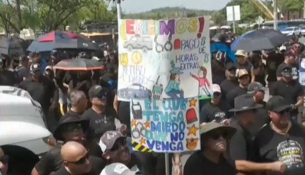 Video: Agentes de la Policía exigen el pago completo del ajuste salarial prometido