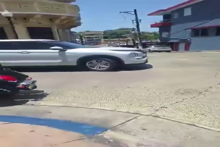 Video: Este "Becerrito" piensa que puede estacionar una bicicleta Taxi obstruyendo aceras