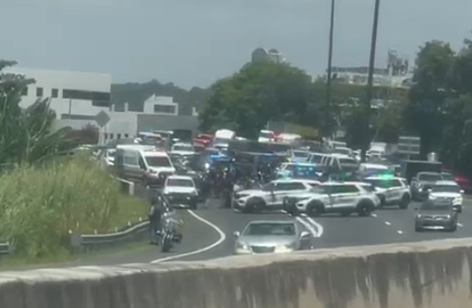 Ciudadanos captan en video la búsqueda de asaltantes tras persecución por el expreso 22 en San Juan