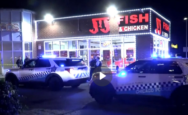 Video: Empleado de un restaurante de comida rapida asesina a tiros a 2 clientes en Chicago