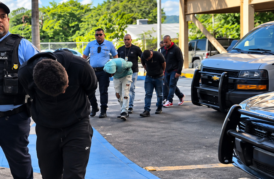 Video:Cuatro arrestados en residencial de Caguas tras recibirse amenazas contra policías