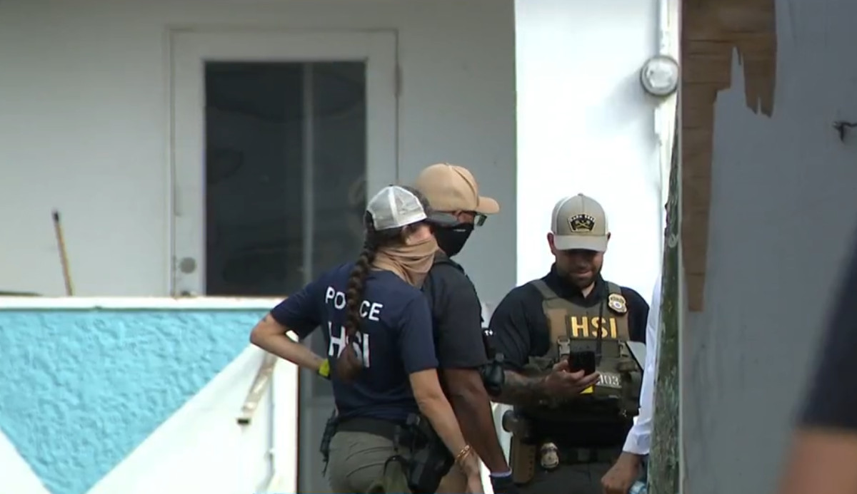 Video: ICE llega a casa de mujer y sus hijas entran en pánico en San Juan