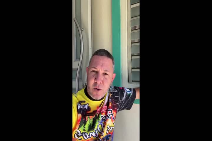 Video: Con lágrimas y furia habla hombre al que le robaron todo en Noche Buena en Orocovis