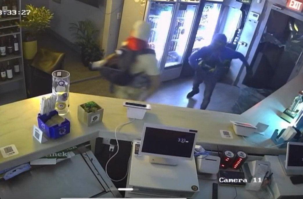 Video: Cámaras captan a ladrones robando miles de dólares en negocio de Caguas