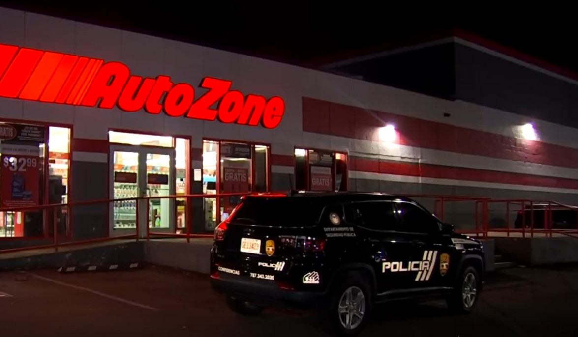 Video: Cacos asaltan AutoZone en Carolina y golpean a gerente