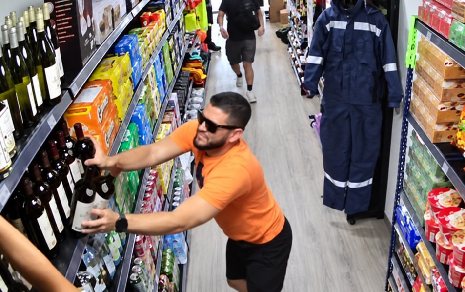 Video: Hombres se unen para salvar botellas de alcohol durante terremoto de Panamá