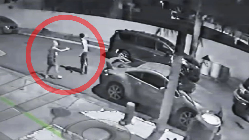 En video momento en que nieto maltrata a su abuela en Levittown