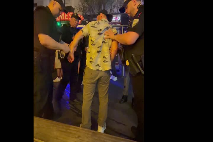 Video: Cogió la "Borrachera" de la vida en la Placita de Santurce, Pensó que estaba en el baño, se sacó el "Guineíto" y comenzó a hacer el uno delante de todos