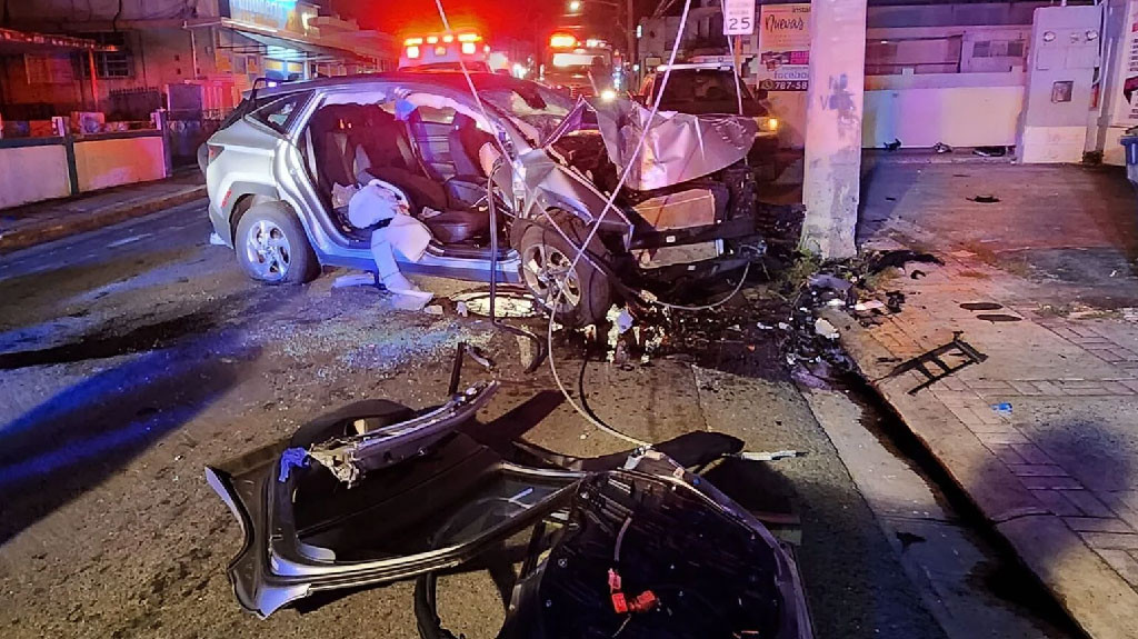 Video:Turistas se accidentan contra poste en carretera de Aguada, uno está grave