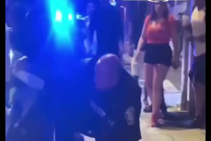 Video: Varios "Domis" se pusieron ?guapos ? con policías en Boston y esto les pasó
