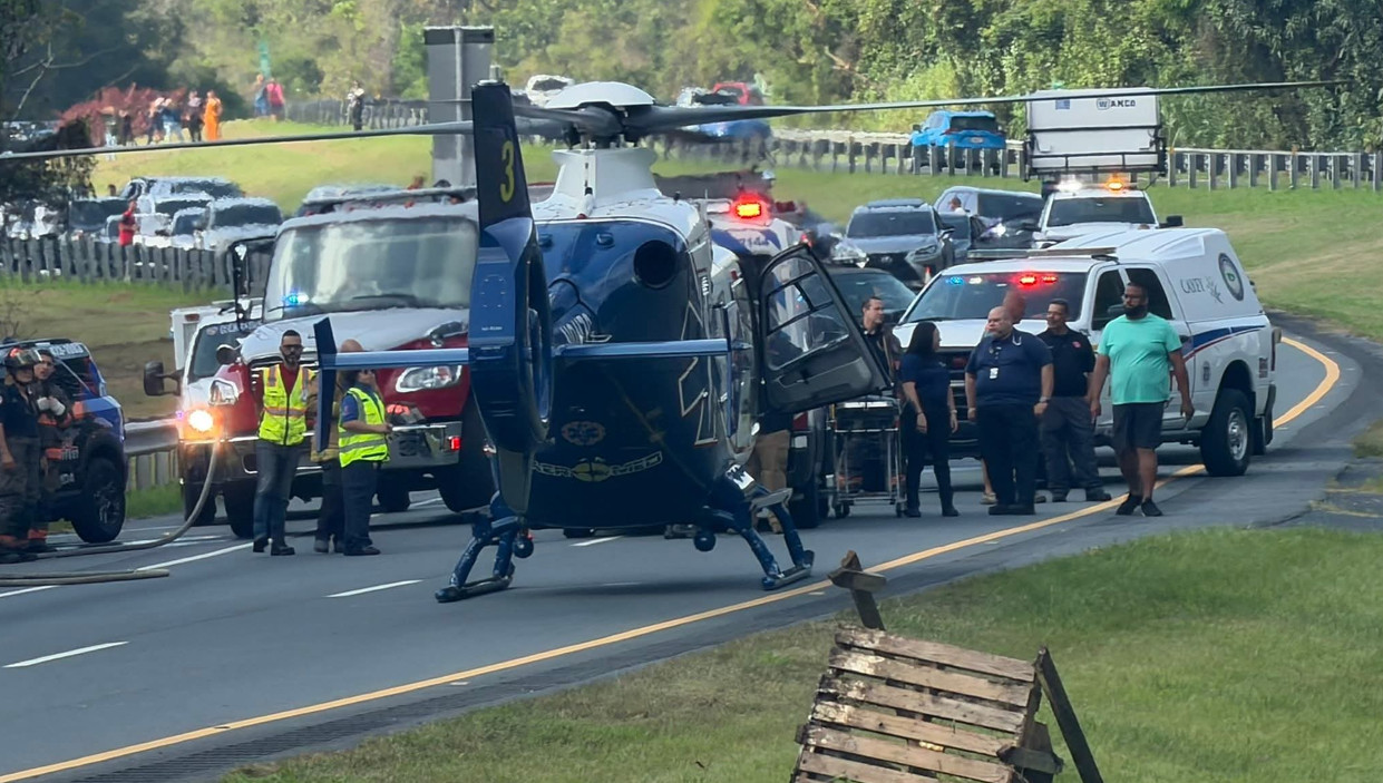 Video: Momento en que aterriza helicóptero ambulancia en expreso de Cayey