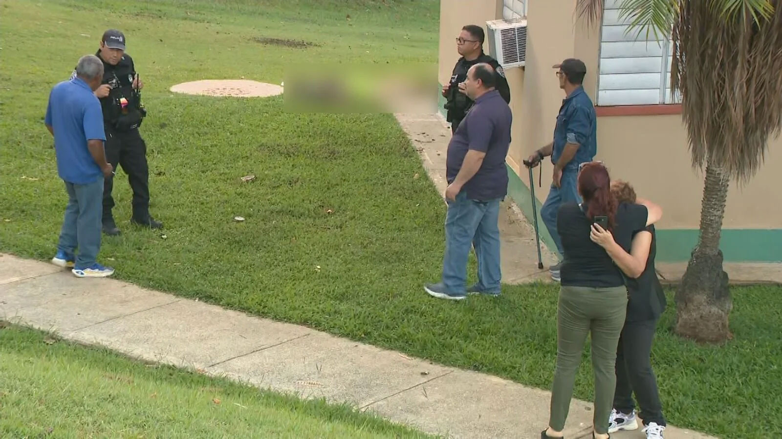 Video:Asesinan hombre en residencial de Mayagüez, familiares llegan desconsolados