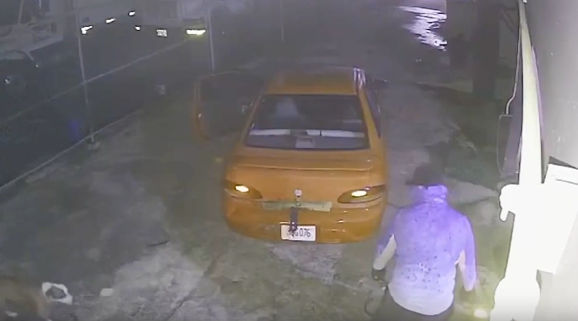 Video: Publican video del momento en que "cacos" le dan un "Tumbe" a negocio en Toa Baja