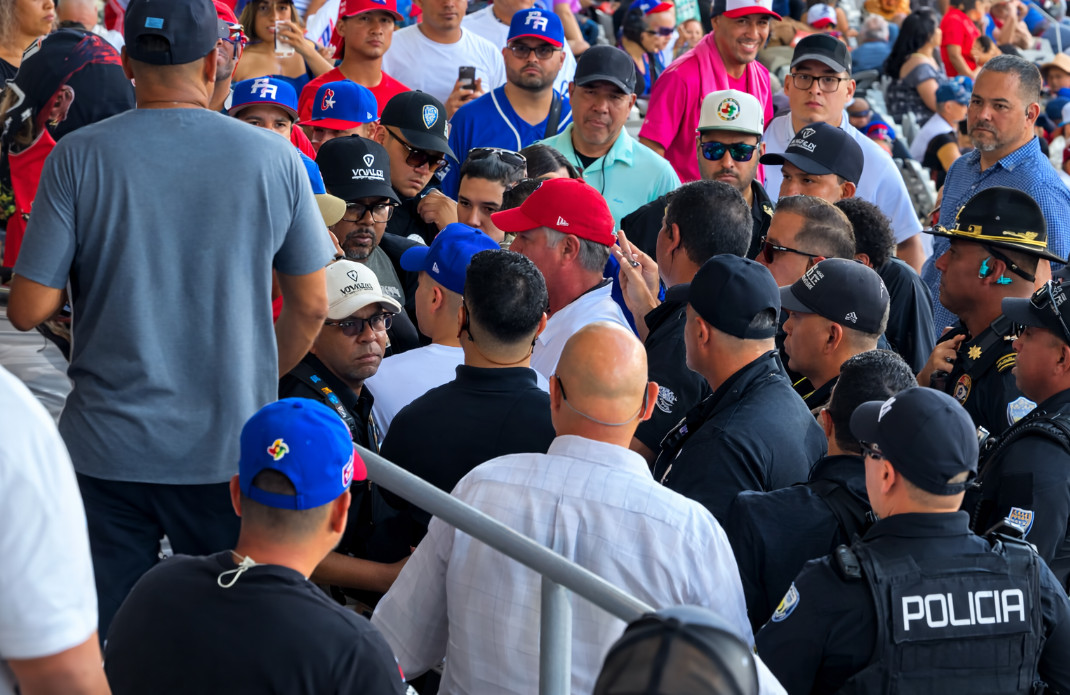 Video: Tres Payasos intentaron dañar el último día del clásico del mundial y los de seguridad lo impidieron