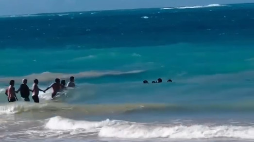 Video: Ciudadanos realizan una cadena humana para rescatar turista en Playa Ocean Park de Condado