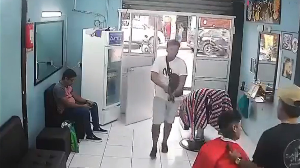 Video: Entró para asesinar a un barbero, pero mira lo que pasó