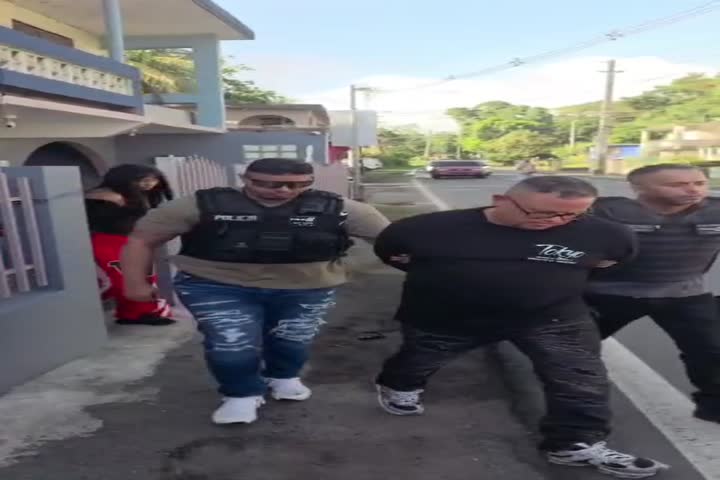 Video del momento en que sacan varias personas arrestadas de residencia de Canóvanas