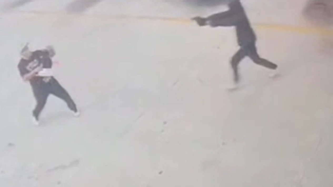 Video: Captado en video momentos en que asaltan y hieren de bala a una pareja en una gasolinera de Bayamón