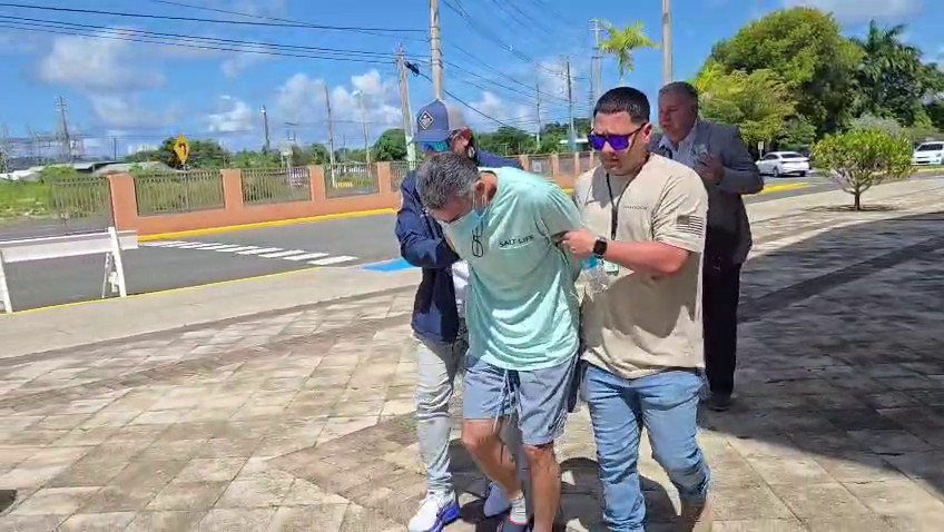 Video: Momento en que arrestan a imputado de asesinar a hijo de su expareja en Ceiba