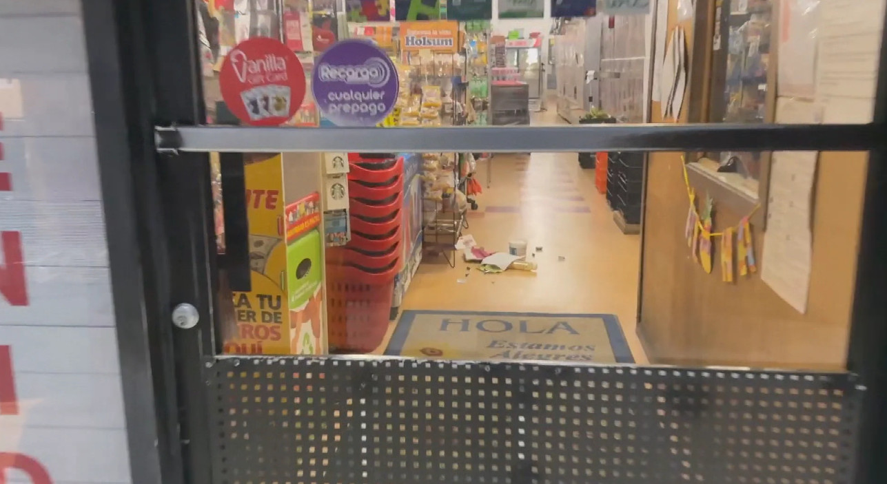 Video:Ladrones entran a robar supermercado en Corozal, pero huyen al ver a trabajadores del recogido de basura