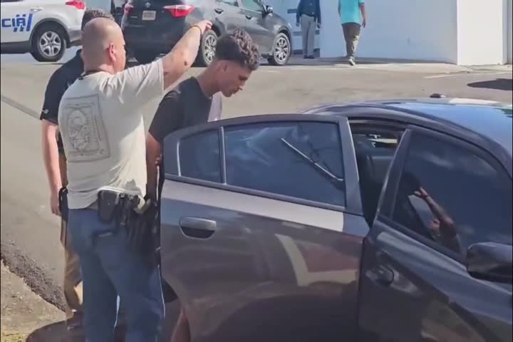 Video: Con armas arrestan en Juncos "Chamaquito" de 21 años que apuntó a ciudadano durante una discusión