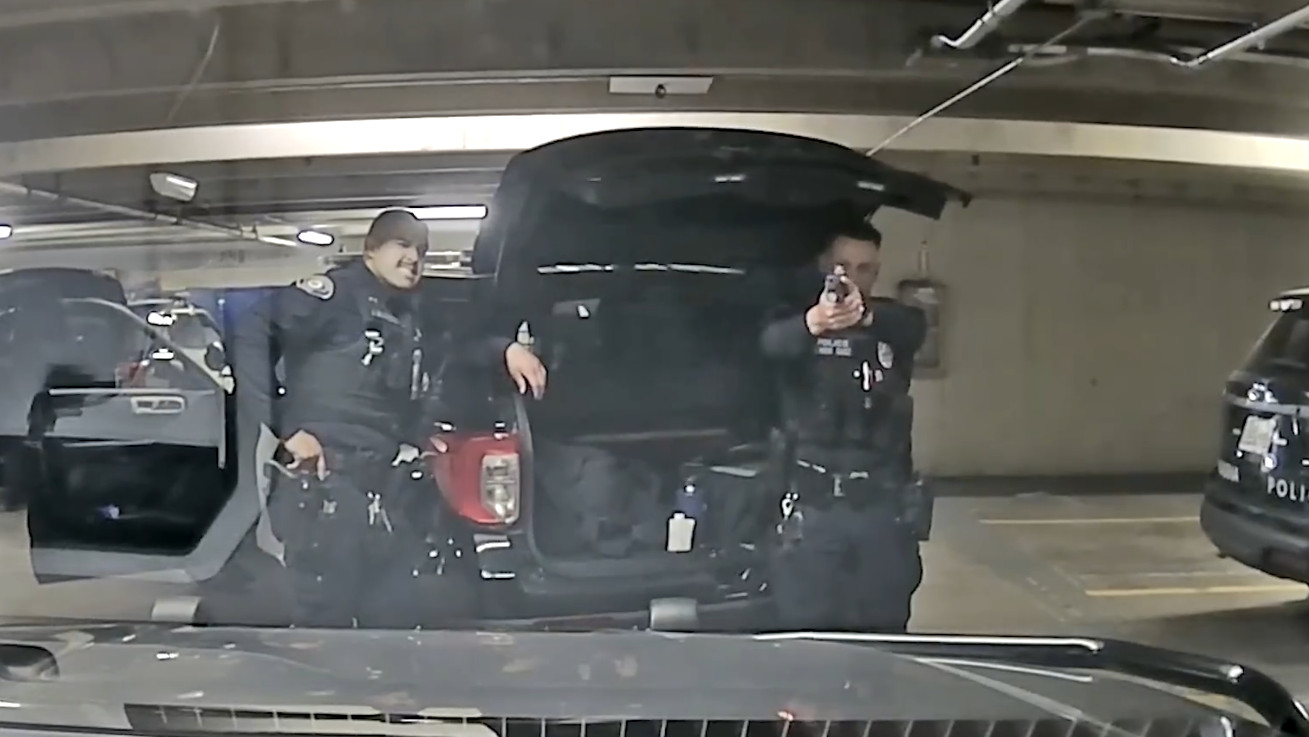 Video:Policía apunta con un arma a una compañera como "broma" y ella le dispara al pensar que era real