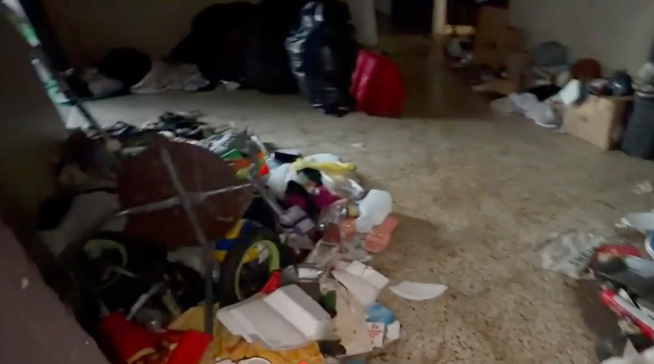 Video: Buscan a madre e hijos que viven bajo condiciones infrahumanas en residencial de San Juan