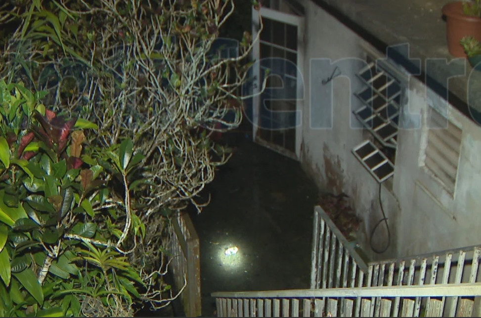 Video: Hombre sufre heridas de gravedad luego de incendiar la casa de sus padres en Aguas Buenas