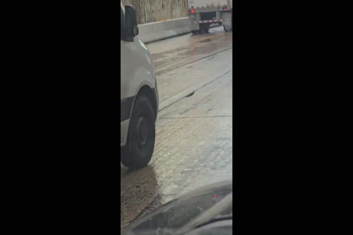 Video: Se vuelca un camión en el Túnel Minillas