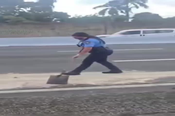 Video: Mujeres policías en PR ayudan a Gruero a tirar tierra en derrame de aceite en un accidente