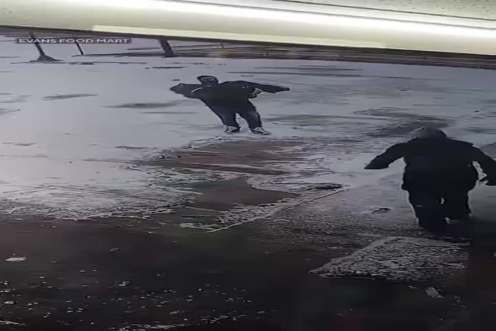 Video: Gerente salva a mujer que fue hallada congelada frente a un mini-market en Fort Worth, Texas