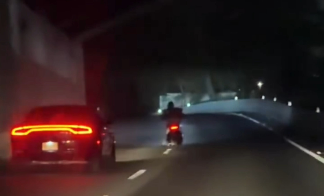 Video en PR: Estaba de presentaooo pendiente a un policía y por poco se queda sin gomas