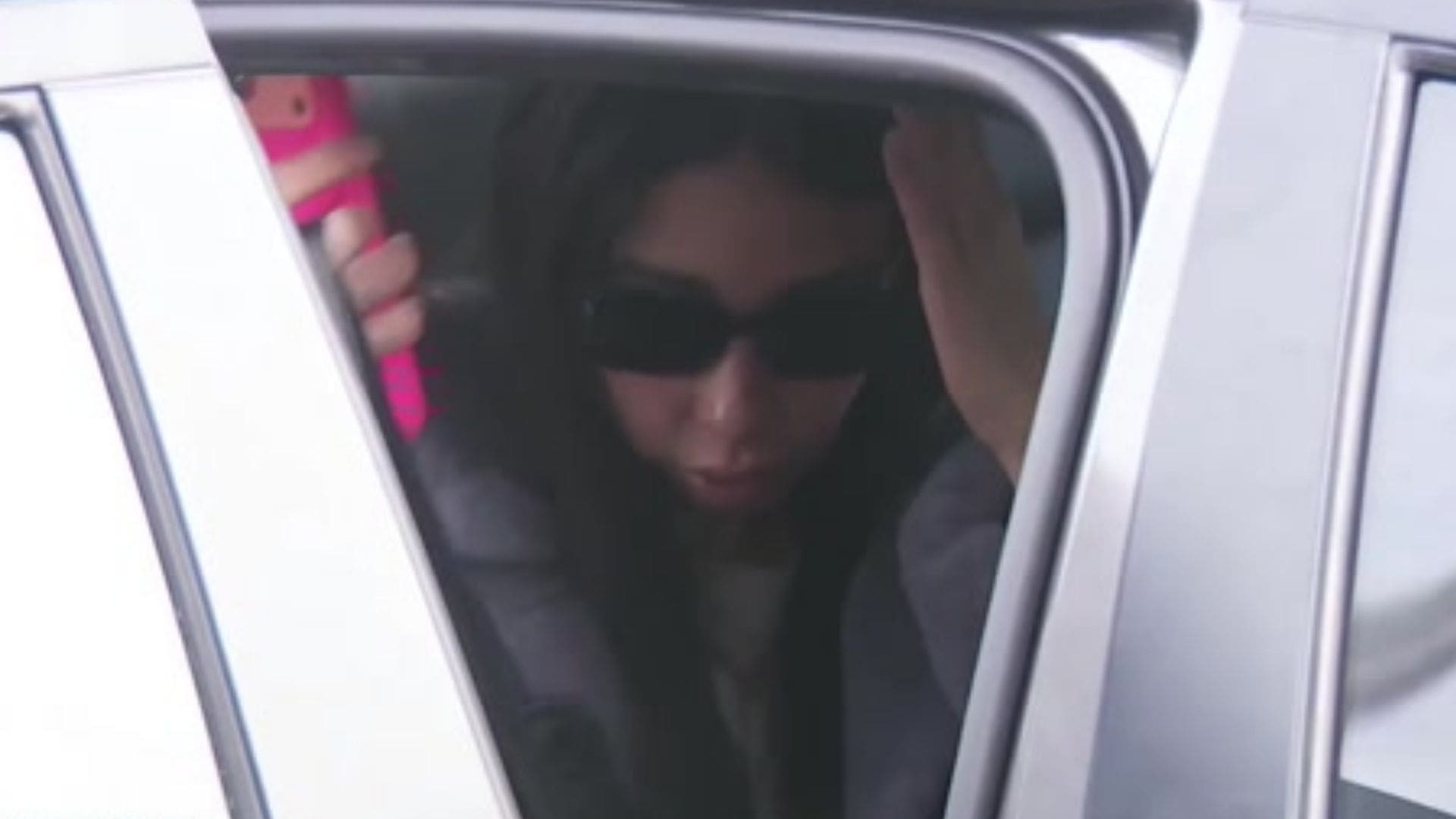 Video: Dejó a sus cuatro hijos solo para irse a beber en Bayamón y así terminó esposada