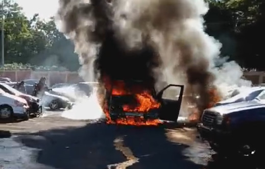 Video: Se queman ocho carros en residencial Jardines de Caparra en Bayamón