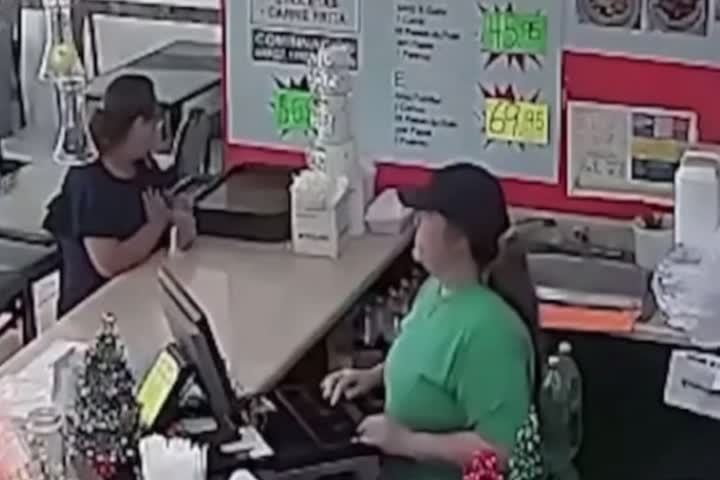 Video: Esta cajera protegió a sus clientes durante un asalto y luego los calmó