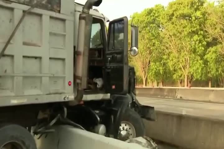 Video: Esto es lo que está provocando el verdadero Tapón en el expreso de Caguas a San Juan