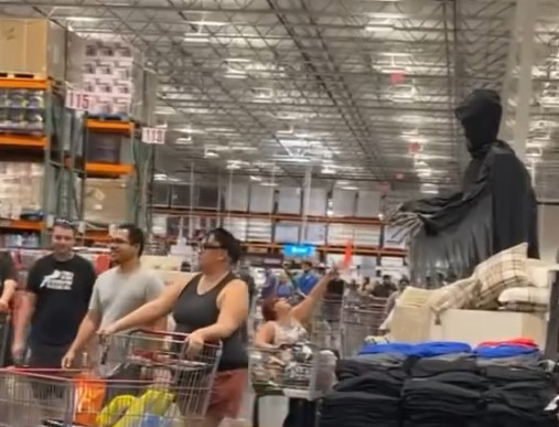 Video: Señora le hace un exorcismo a una decoración de Halloween en un Costco
