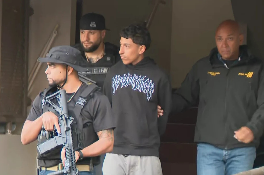 Video: ¡Corre y corre en residencial de Cayey! Caen con arma automática, droga y dinero tras operativo